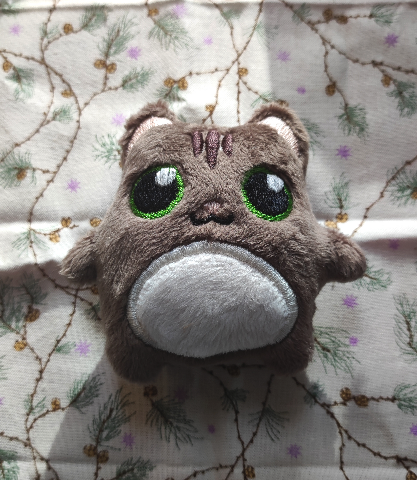 Chaton tigré et son costume festif | Maison pain d'épice