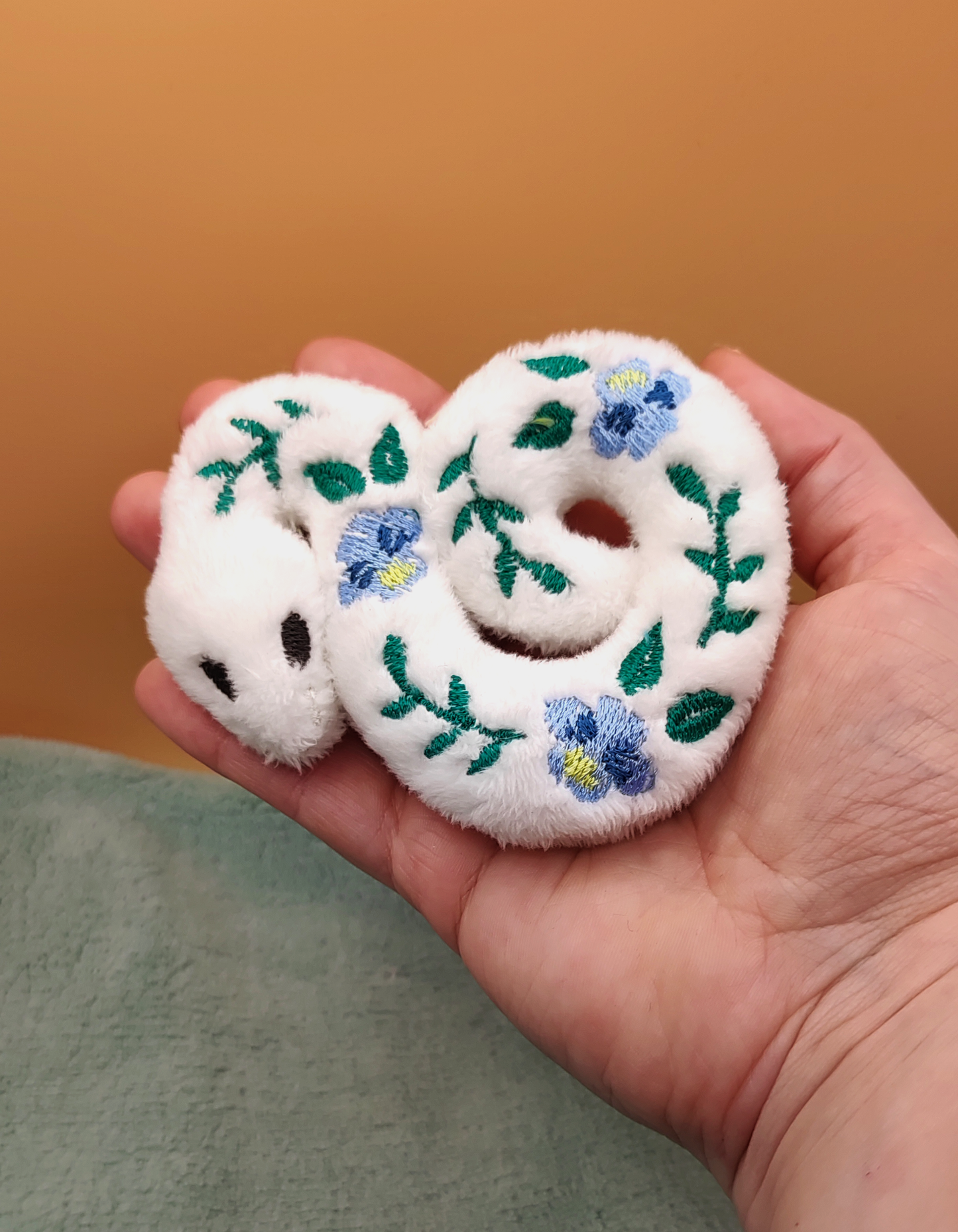 Serpent fleuri Pensée - Mini peluche blanche