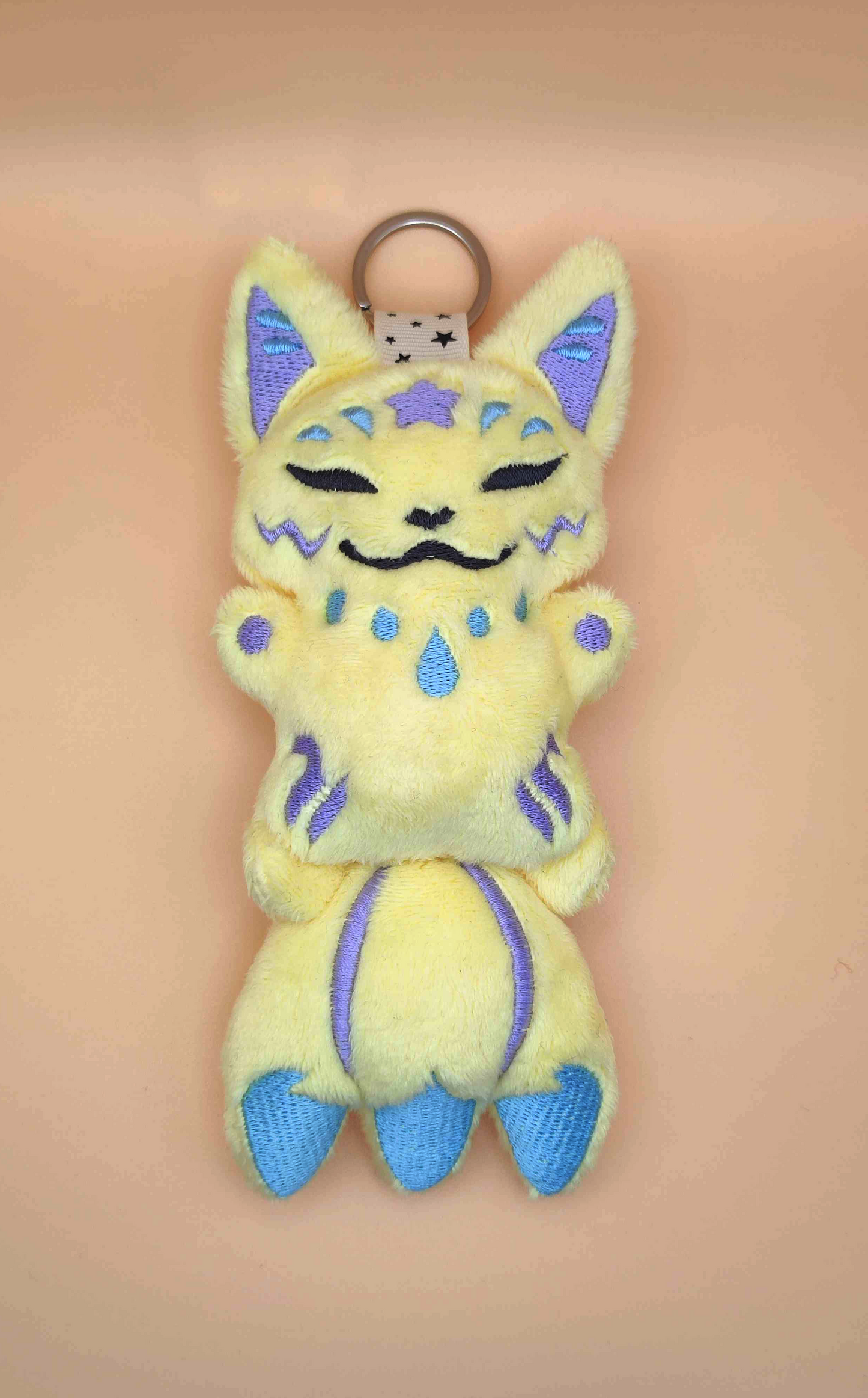 Kitsune jaune avec accroche