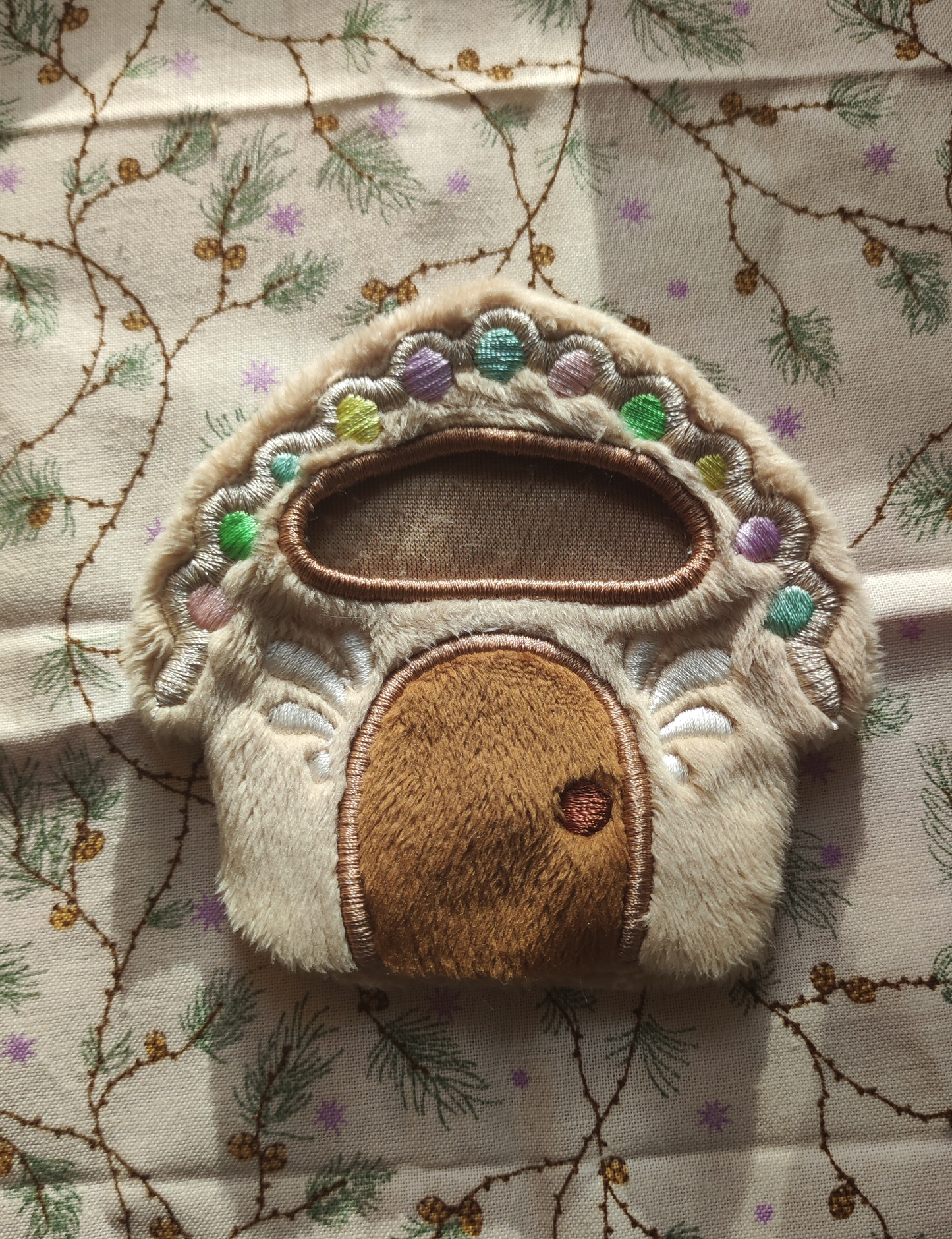 Chaton tigré et son costume festif | Maison pain d'épice