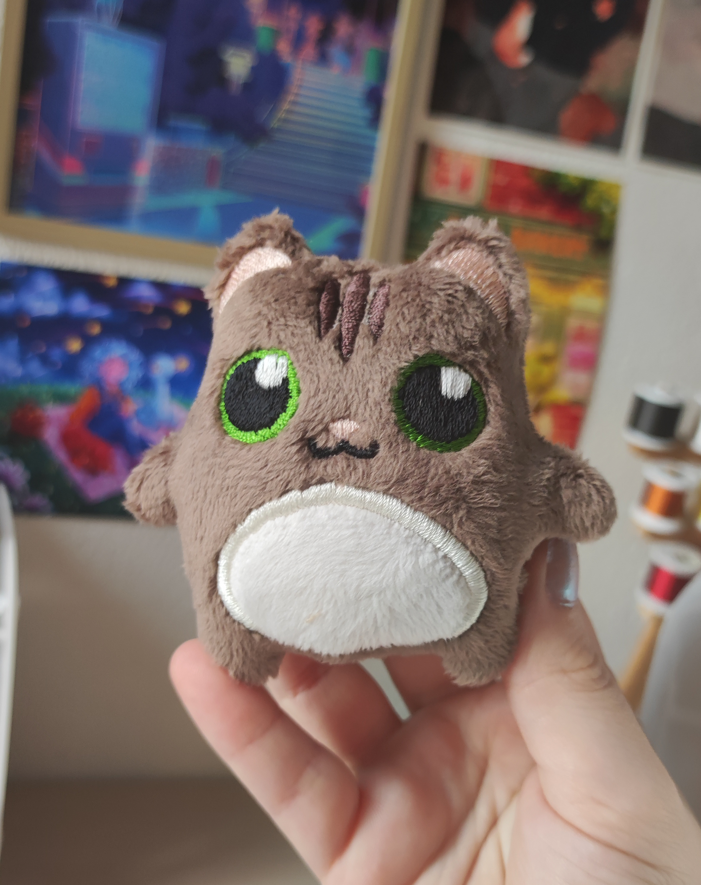 Chaton tigré et son costume festif | Maison pain d'épice