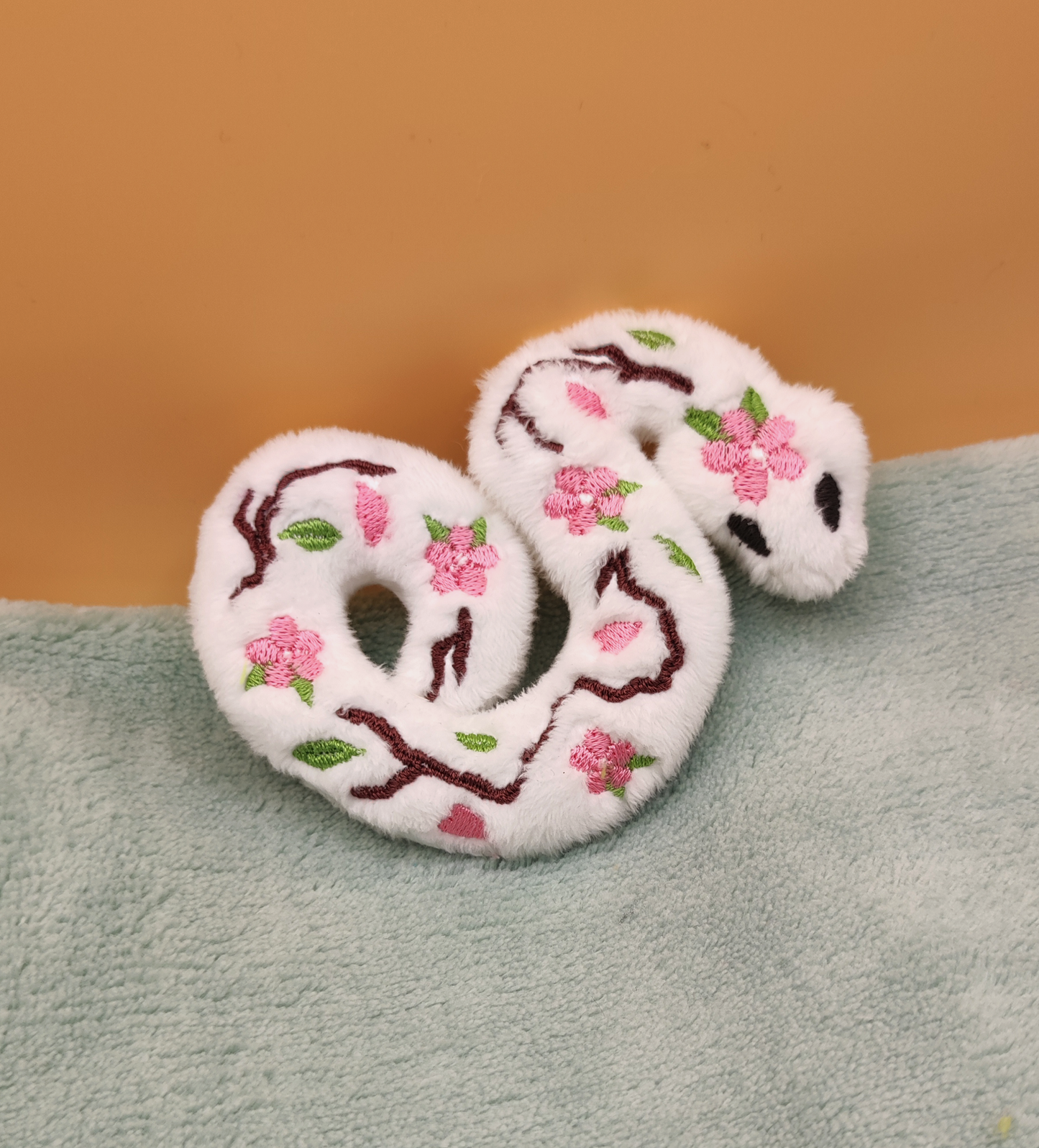 Serpent fleuri Sakura - Mini peluche blanche