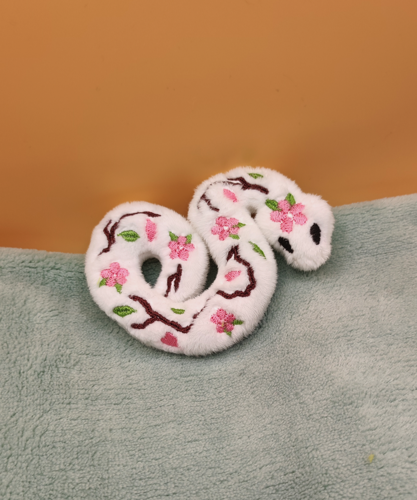 Serpent fleuri Sakura - Mini peluche blanche