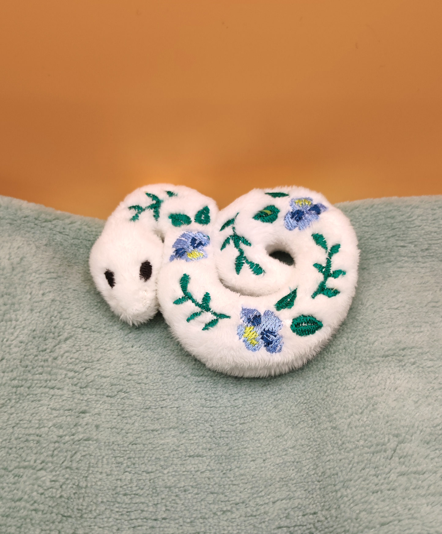 Serpent fleuri Pensée - Mini peluche blanche