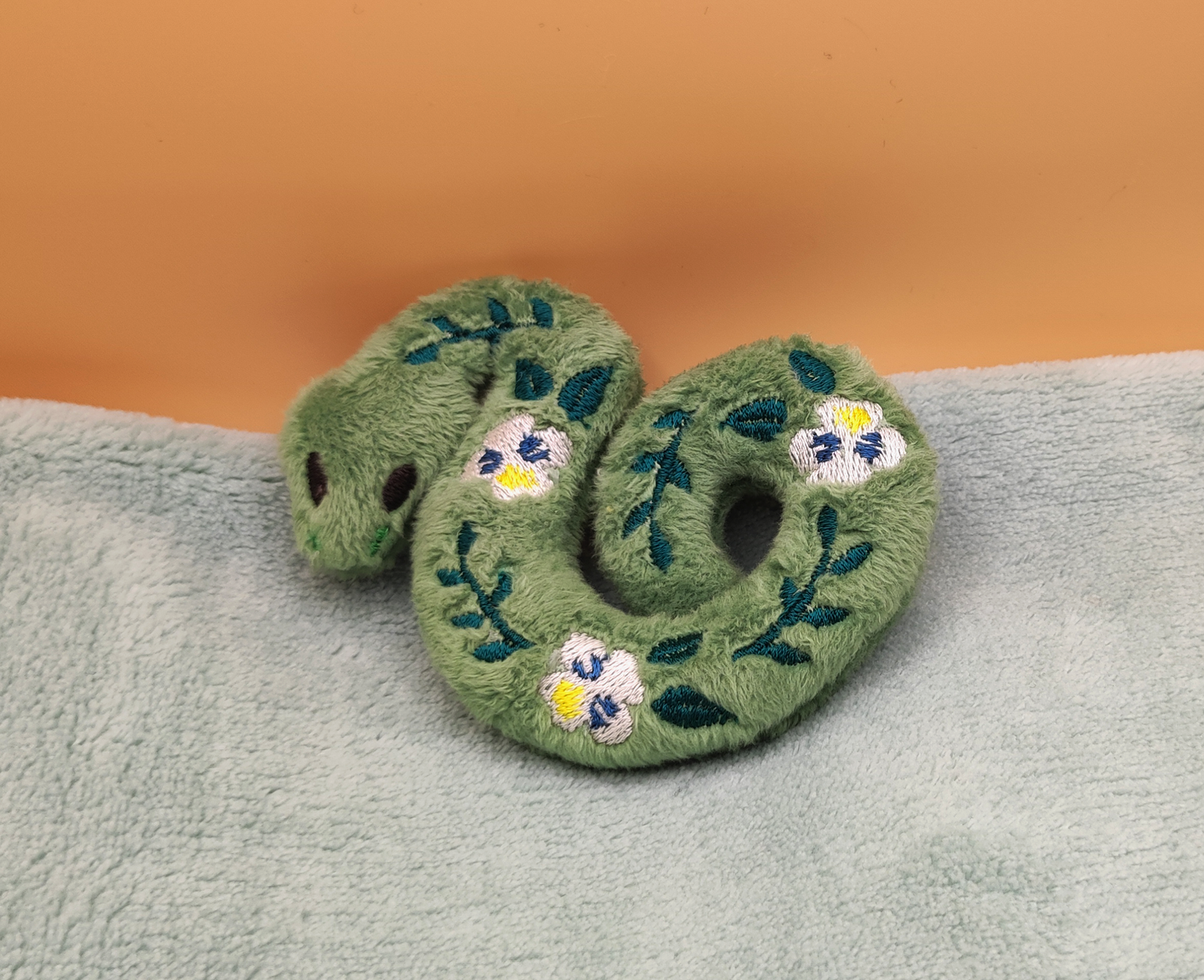 Serpent fleuri Pensée - Mini peluche verte