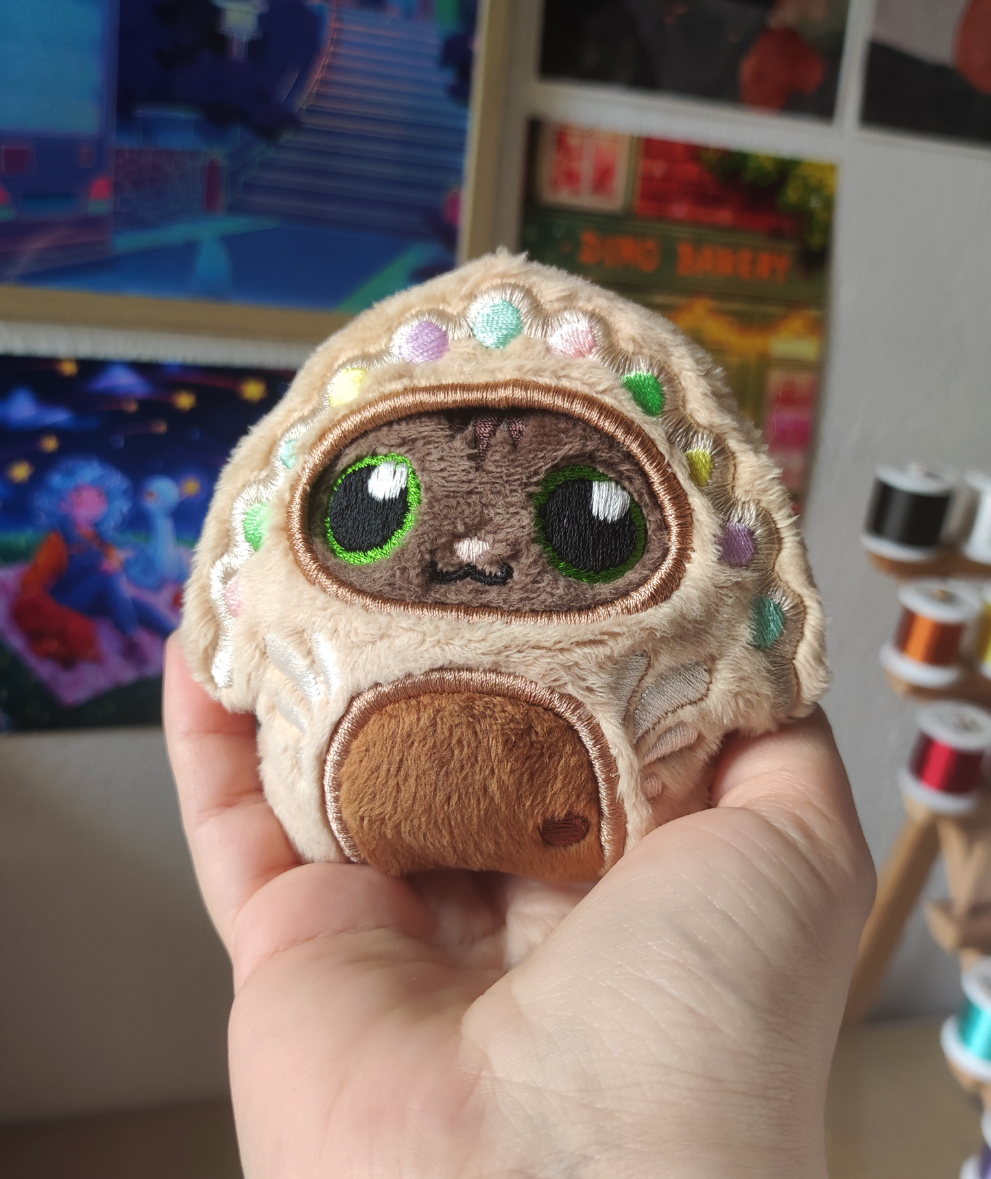 Chaton tigré et son costume festif | Maison pain d'épice